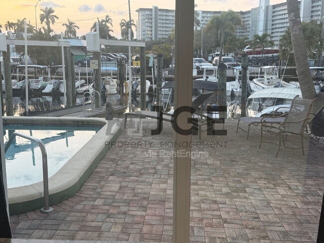 Building Photo - 861 SE 22nd Ave