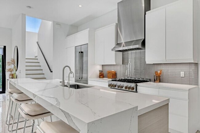 Building Photo - 703 NE 5th St