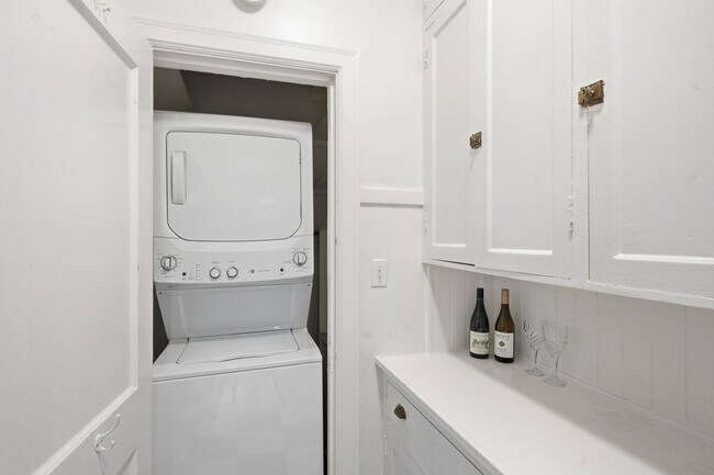 Building Photo - 3319 Pine St