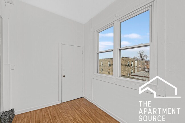 Building Photo - 4340 W Shakespeare Ave