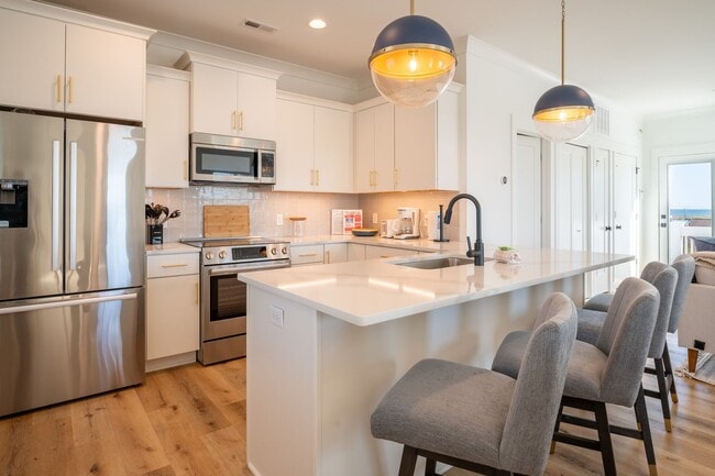Building Photo - Go with the Flo 2 @ 207 Florence Ave #2