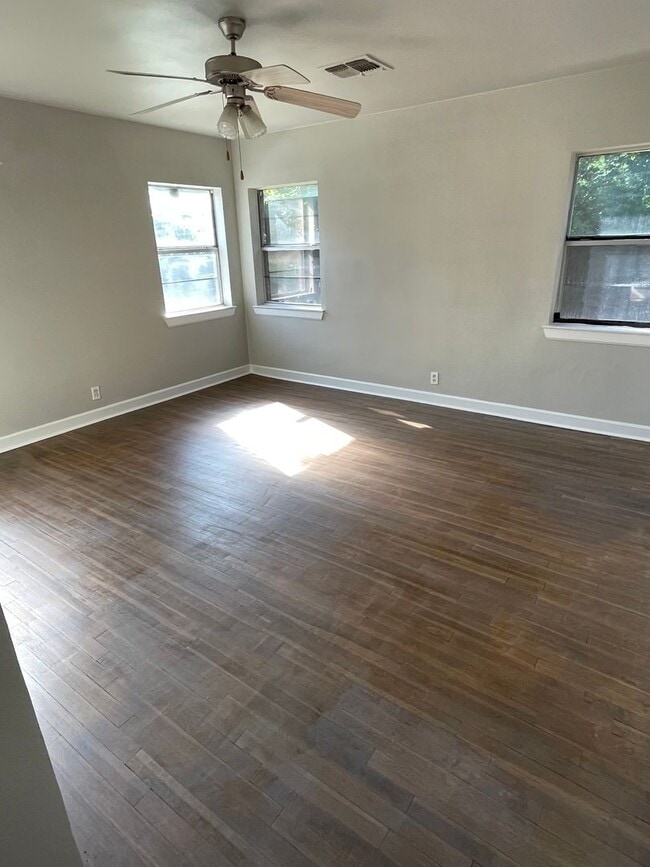Building Photo - 1 BEDROOM DUPLEX BY TWU