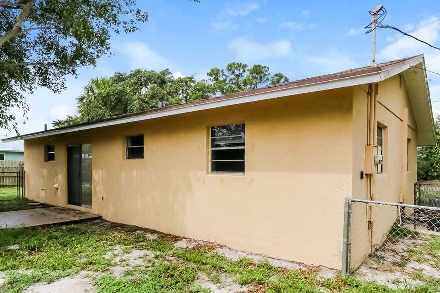 Building Photo - 1211 SE Sea Oat Ln