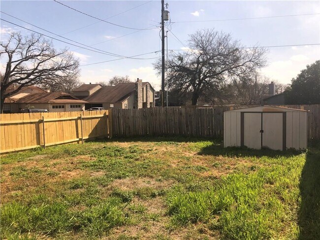 Building Photo - 1750 Horseshoe Cir