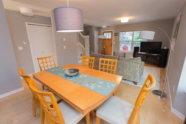 Building Photo - Single family, 3 bedroom, 1.5 bath home ju...