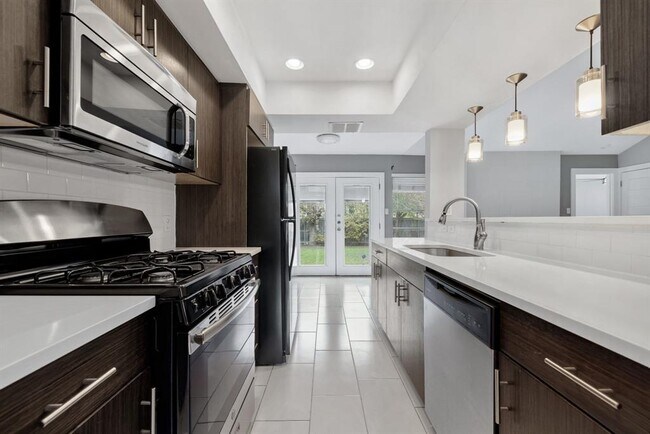 Building Photo - 3910 Hillside Dr