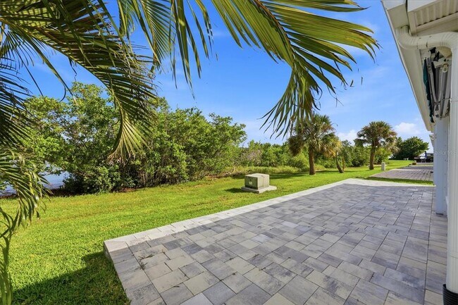 Building Photo - 885 Spanish Dr N