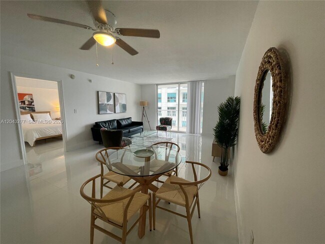 Building Photo - 1200 Brickell Bay Dr