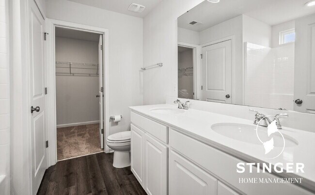 Building Photo - 38 Chestnut St