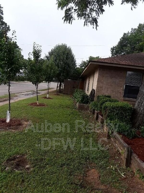 Building Photo - 118 Maple St