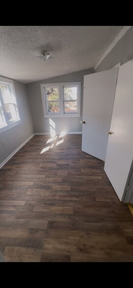 Building Photo - 605 E 8th St