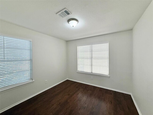 Building Photo - 3633 N MacGregor Way