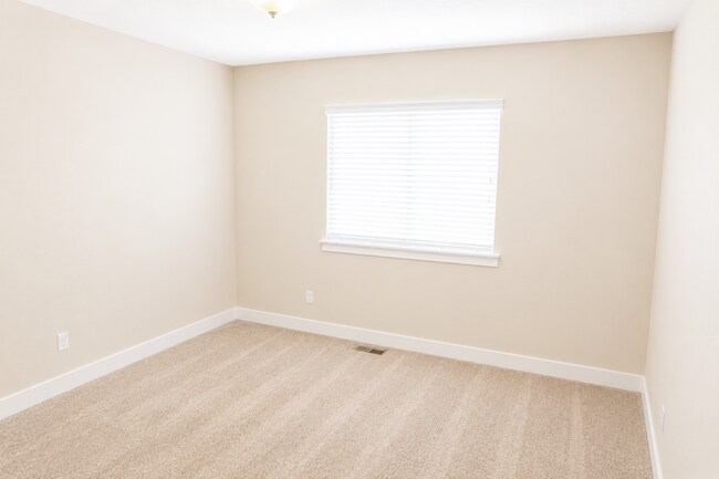 Building Photo - Lovely Townhouse For Rent