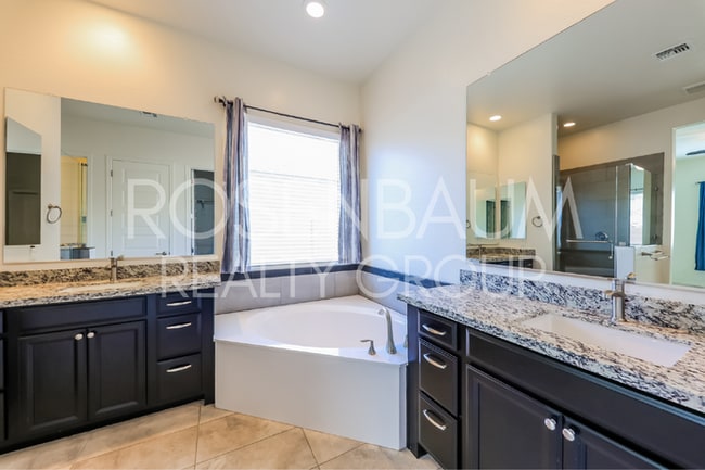 Building Photo - Stunning 4-bedrooms, 3-baths home in the h...