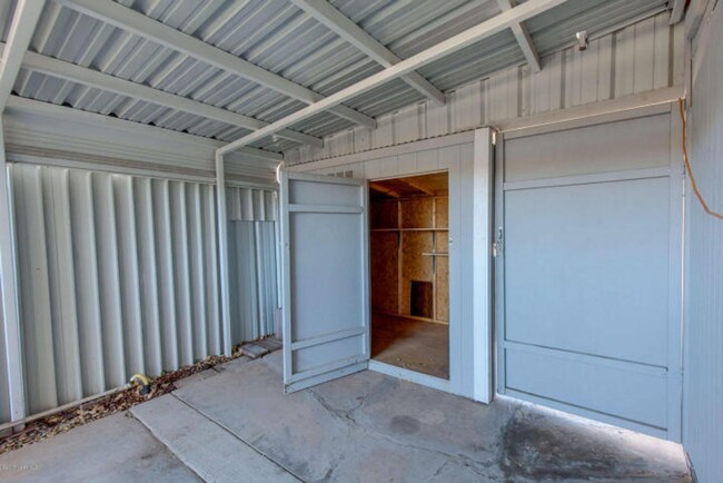 Building Photo - 4 Bed, 2 Bath in CHESHIRE!! Amazing Peak V...