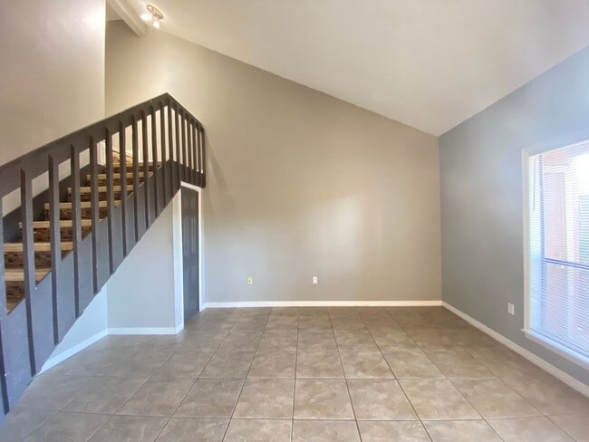 Building Photo - Winter Park Villas! Full Sail/Winter Park 2/2 condo available now!