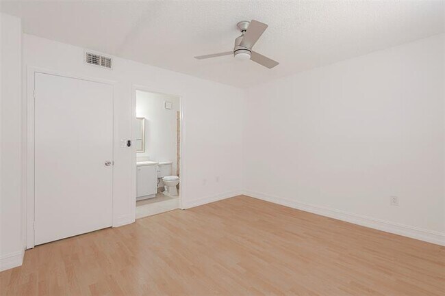 Building Photo - 9481 Palm Cir