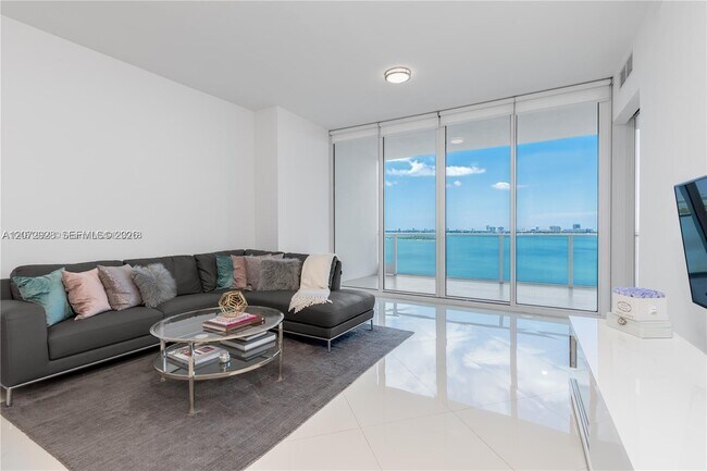 Building Photo - 2020 N Bayshore Dr