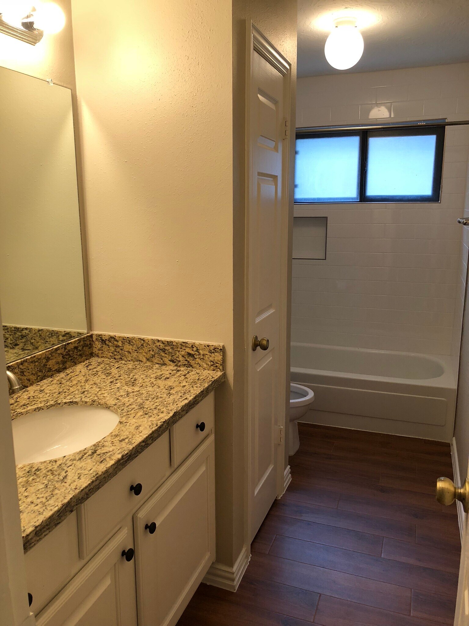 Shared bathroom - 22014 Shady Valley Dr