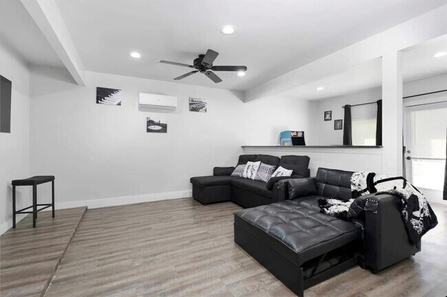 Building Photo - 6509 Sunstrip Dr