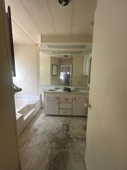 Building Photo - 3601 E Wyoming Ave