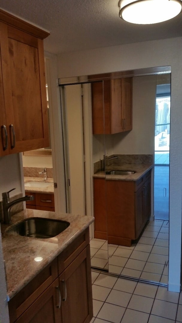 Building Photo - Remodeled High floor furnished Studio/1 Bath at Island Colony - Available 11/30/25