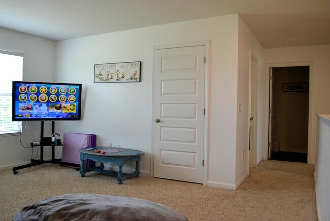 Building Photo - 5695 Guinevere Ln