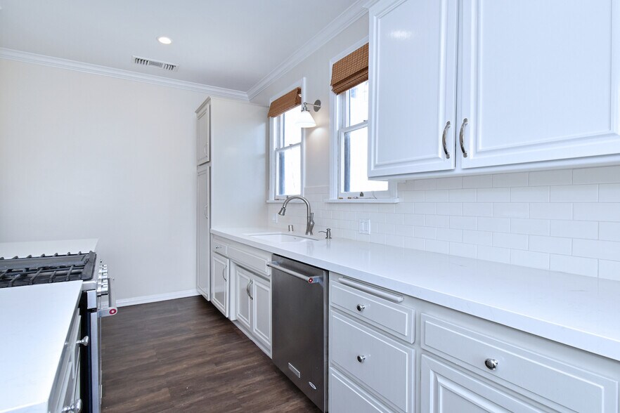 Building Photo - 724 S Genesee Ave