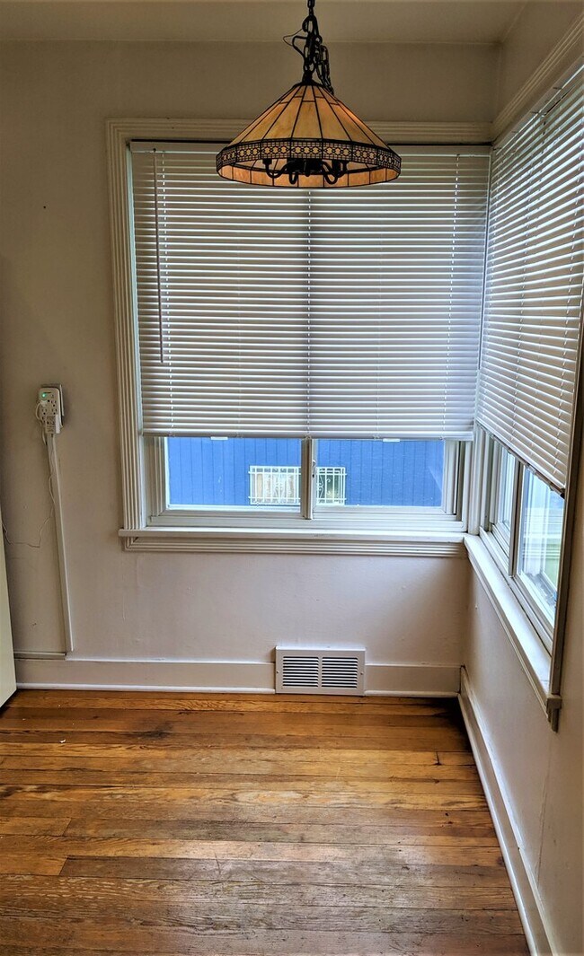 Building Photo - Charming 2-Bedroom Home in West Seattle-Off Street Parking- Large Outdoor Space