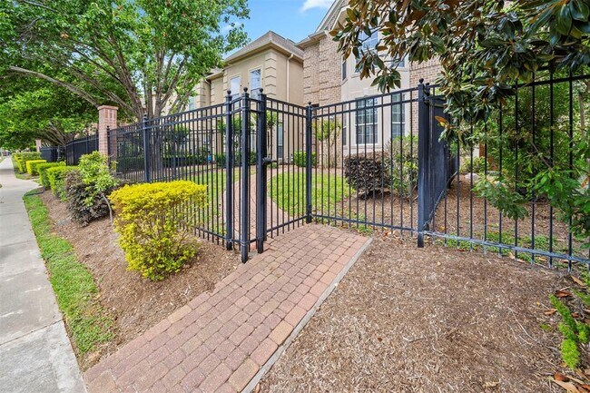 Building Photo - 13611 Brookbluff Ln