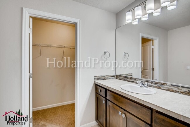 Building Photo - Stunning 3 Bedroom 2.5 bath Townhome in Hi...