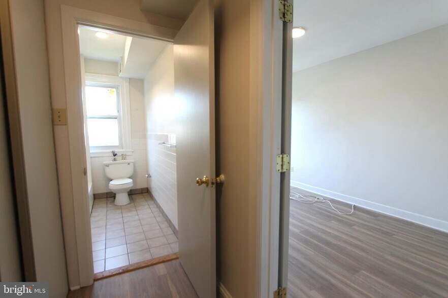 Building Photo - 437 W Hansberry St