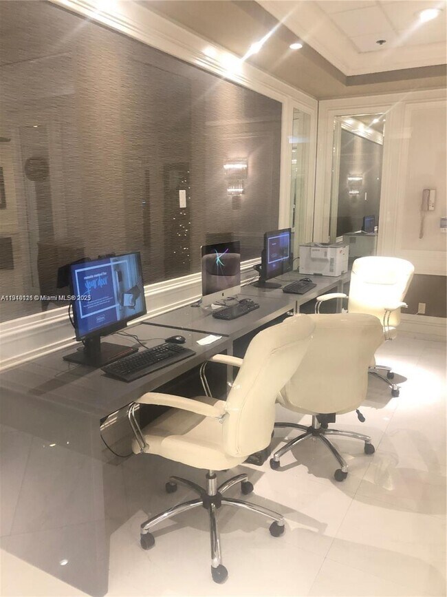 Building Photo - 1717 N Bayshore Dr