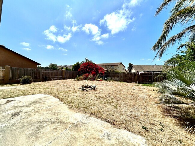 Building Photo - 5 Bed, 2 Bath in Otay Mesa!