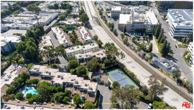 Building Photo - 11848 Moorpark St
