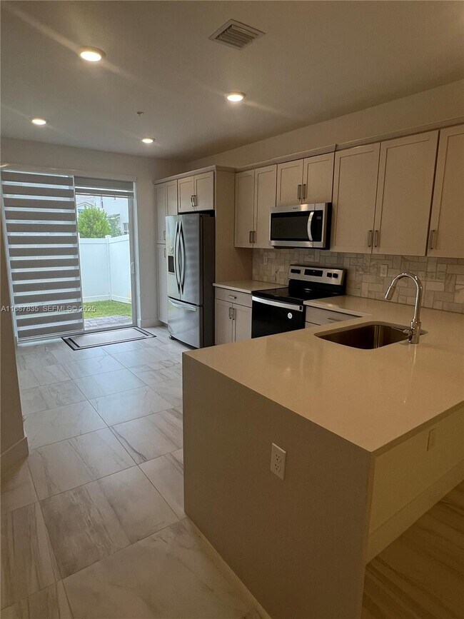 Building Photo - 141 SW 171st Ave