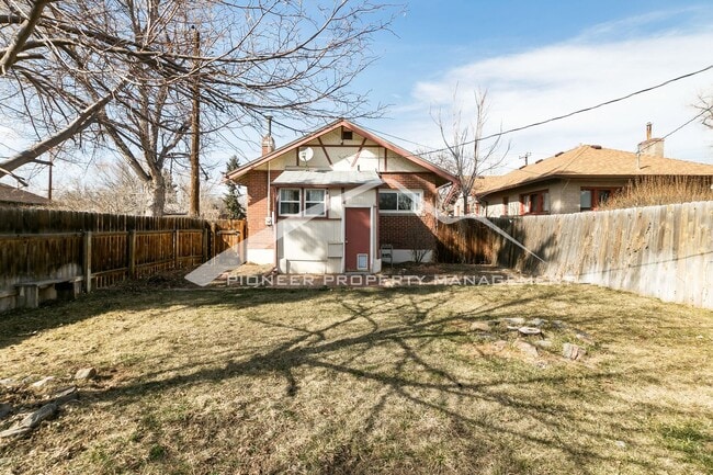 Building Photo - Beautiful Home with Washer/Dryer and Fenced Yard