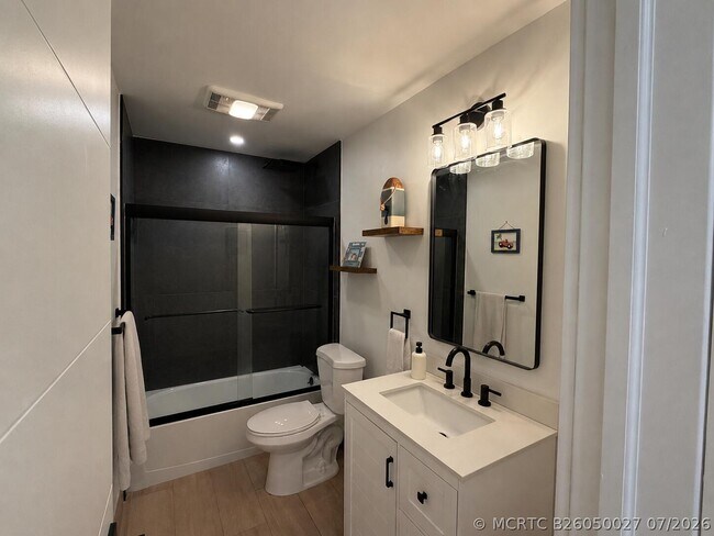 Building Photo - 180 Cypress Club Dr