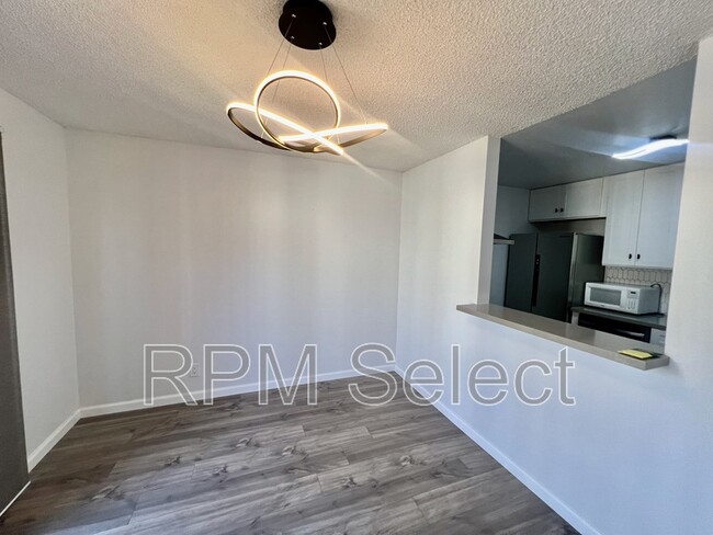 Building Photo - 2200 Laguna Cir