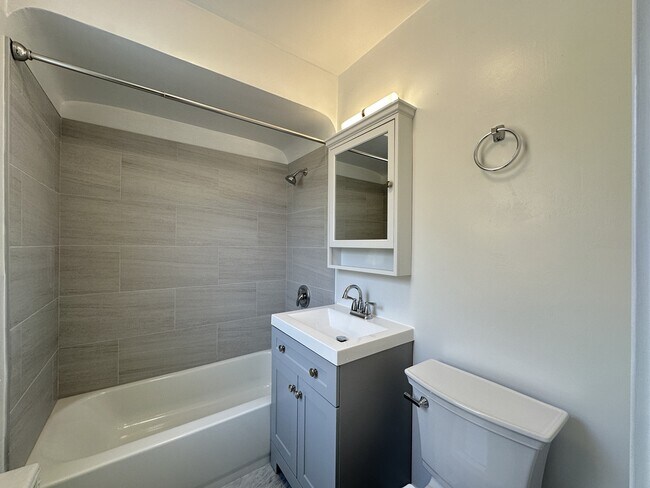 Building Photo - 2750 W North Shore Ave