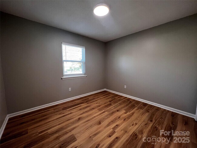 Building Photo - 407 Stirrup Ct