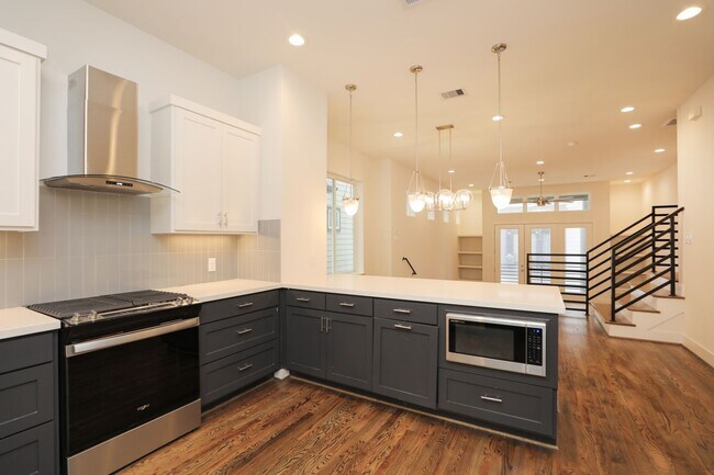 Building Photo - 1537 W 24th St