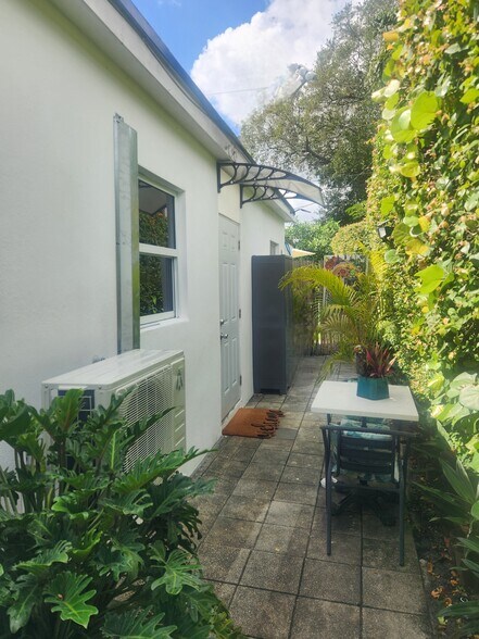 Entrance | patio - 1722 NW 185th Ter