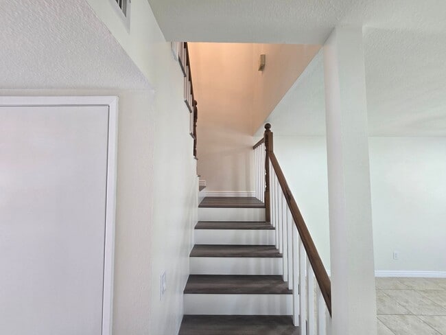 Building Photo - Beautifully renovated 3 Bed, 2 Bath condo!