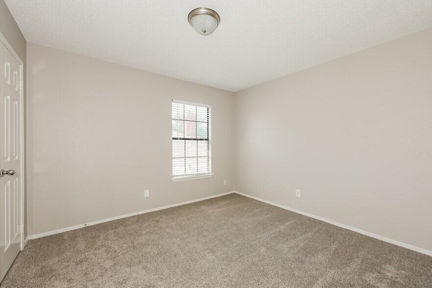 Building Photo - 423 Barton Dr