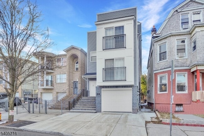 Building Photo - 225 S 9th St