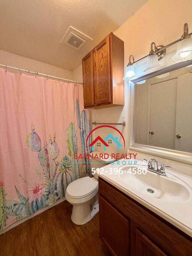 Building Photo - Available Now: 2 bed/1 bath duplex with car port