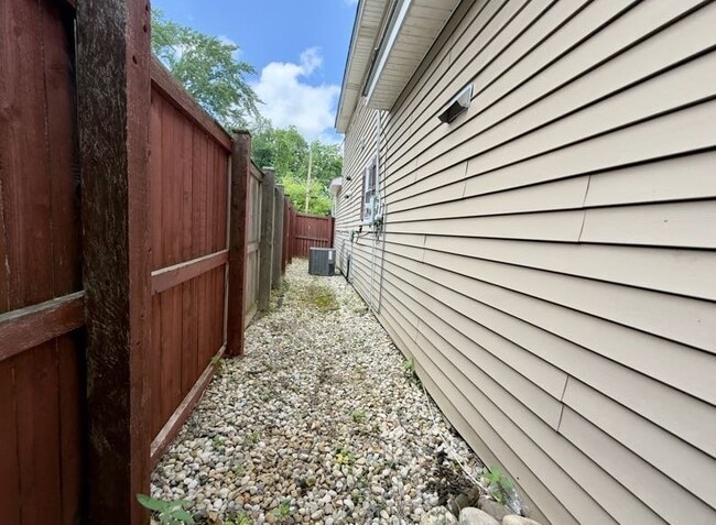 Building Photo - 24633 W Passavant Ave