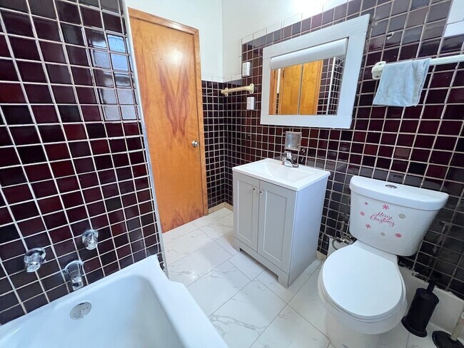 Building Photo - 5217 S Hermitage Ave