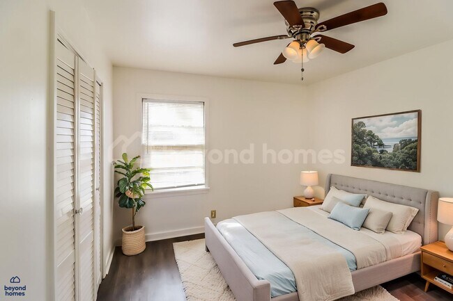 Building Photo - This 3 bedroom / 1 full bath and 1,284 sq feet House will Blow Your Mind!